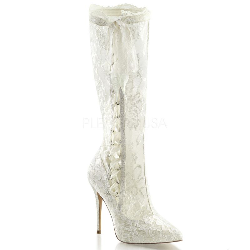 Bottes rouges vernies talon haut · Bottes en dentelle ivoire