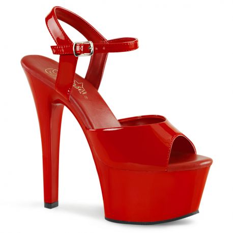 Porter nu pied rouge vernis sexy talon plateforme