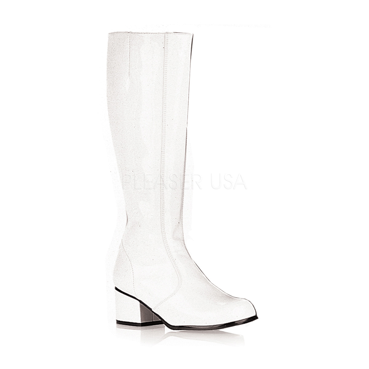 Porter des bottes blanches vernies avec une jupe