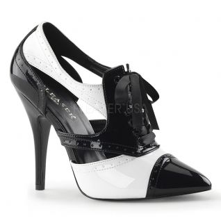 Femme élégante marchant avec des escarpins Richelieu noirs et blancs, talon aiguille de 12 cm.