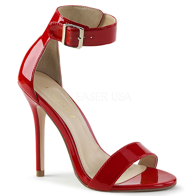 Porter des sandales sexy rouges vernies talon