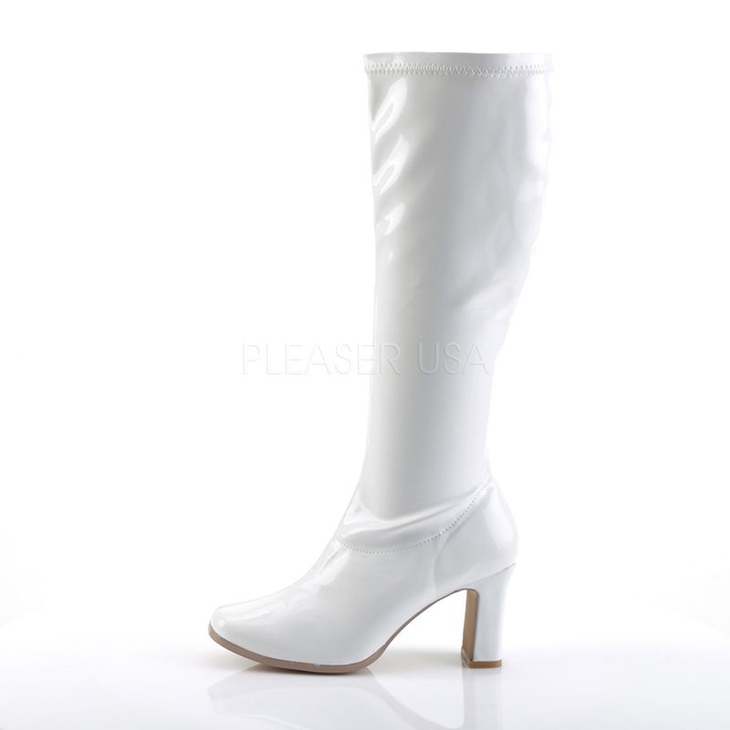 Porter des bottes blanches vernies avec une jupe