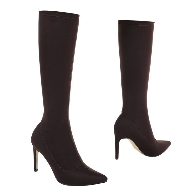 Enfiler des bottes chaussettes moulantes talon fin