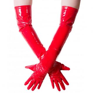 Gros plan sur des gants d'opéra en vinyle rouge brillants