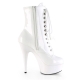 travesti en bottines blanches vernies