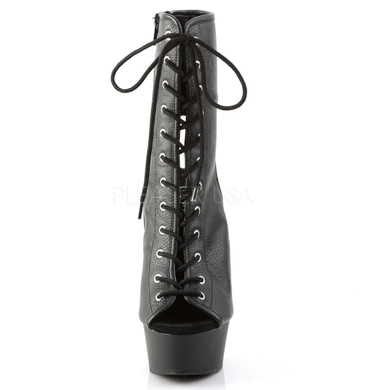 Porter des bottines ouvertes noires en vacances