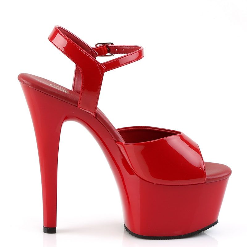 Porter nu pied rouge vernis sexy talon plateforme