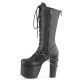 Bottes gothiques noires sur plateau