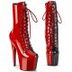 Close-up sur le motif arlequin des bottines Pleaser rouges vernis