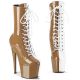Modèle portant les bottines arlequin caramel vernis avec une robe courte