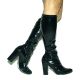 Femme portant des bottes en latex noir à talons hauts