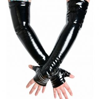 Femme portant des mitaines longues en vinyle noir, geste séducteur, pose sensuelle, accessoire fétichiste