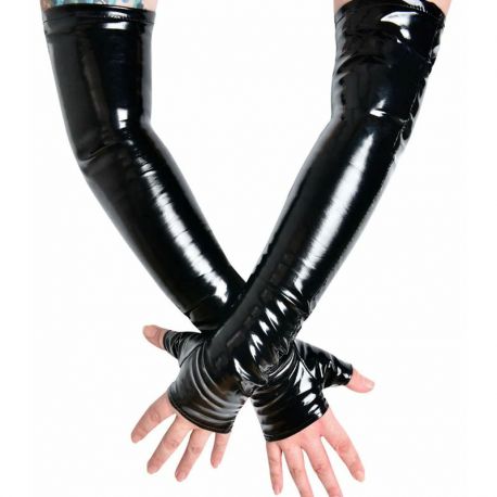 Femme portant des mitaines longues en vinyle noir, geste séducteur, pose sensuelle, accessoire fétichiste
