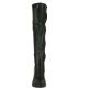 Gros plan sur une botte en latex noir brillante