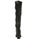 Gros plan sur une botte en latex noir brillante