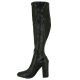 Gros plan sur une botte en latex noir brillante