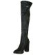 Gros plan sur une botte en latex noir brillante