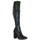 Gros plan sur une botte en latex noir brillante