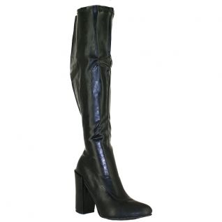Gros plan sur une botte en latex noir brillante
