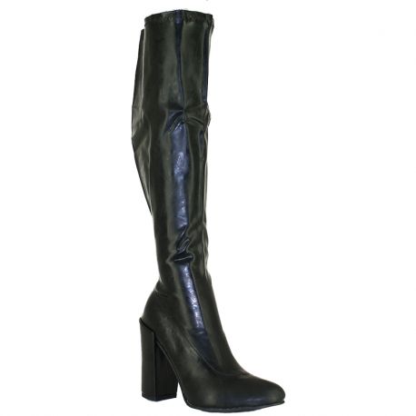 Gros plan sur une botte en latex noir brillante