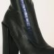 Détail d'une fermeture éclair sur une botte en latex