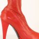 Bottes hautes en latex rouge brillant, talons aiguilles fins, look fétichiste