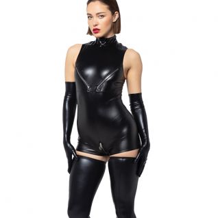 Modèle portant un combishort wetlook Catanzaro noir, dévoilant ses courbes avec sensualité