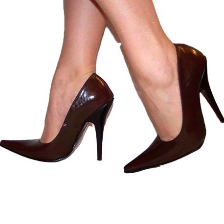 ESCARPIN LATEX MARRONEscarpins en latex marron Hussy, talons aiguilles 13 cm et bout pointu. Chaussures sexy et élégantes pour u