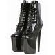 Bottines fétichistes noires laquées talon aiguille.