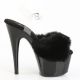 Chaussures noires fourrure pelucheuse talon stiletto.