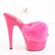 Chaussures fuchsia fourrure pelucheuse talon stiletto.